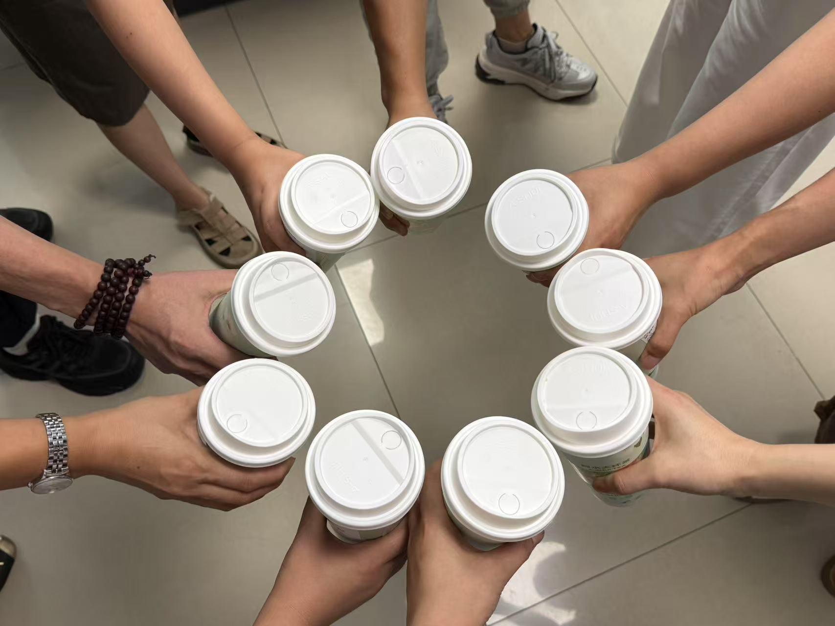 初秋暖意至！四建為堅(jiān)守崗位員工送上“秋天的第一杯奶茶”