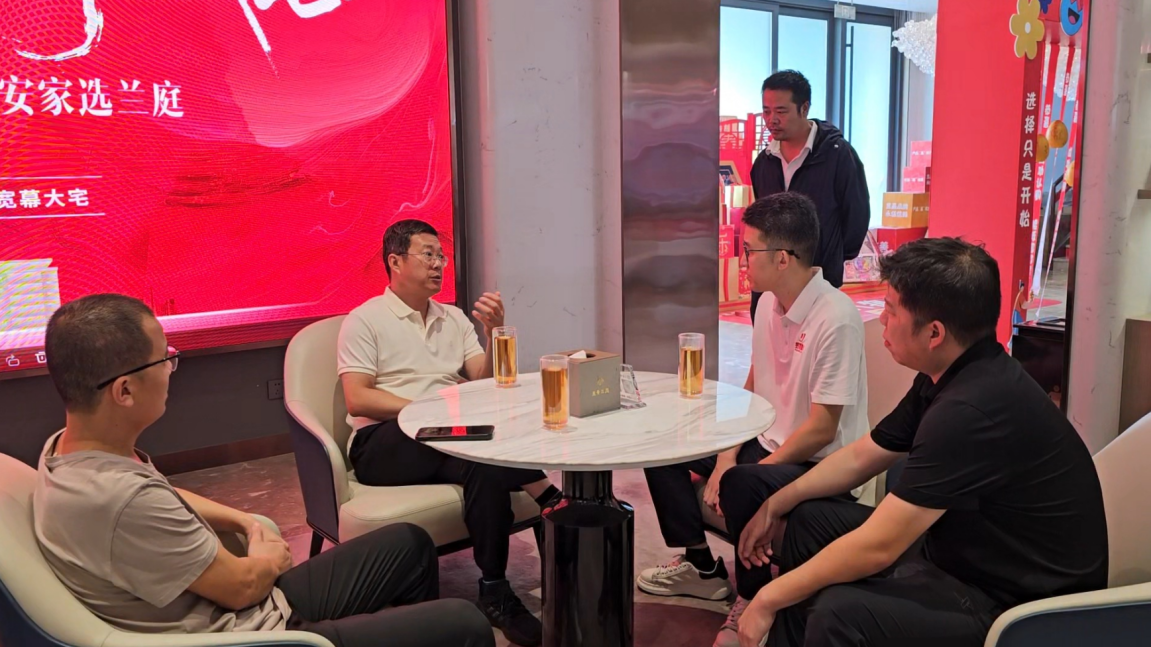 董事長、總經(jīng)理?xiàng)詈２ㄉW臨昱景蘭庭項(xiàng)目視察指導(dǎo)工作