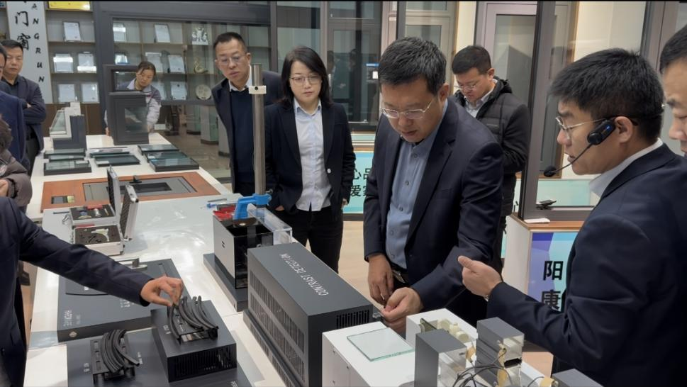 集團董事長楊海波蒞臨天工門窗車間指導工作